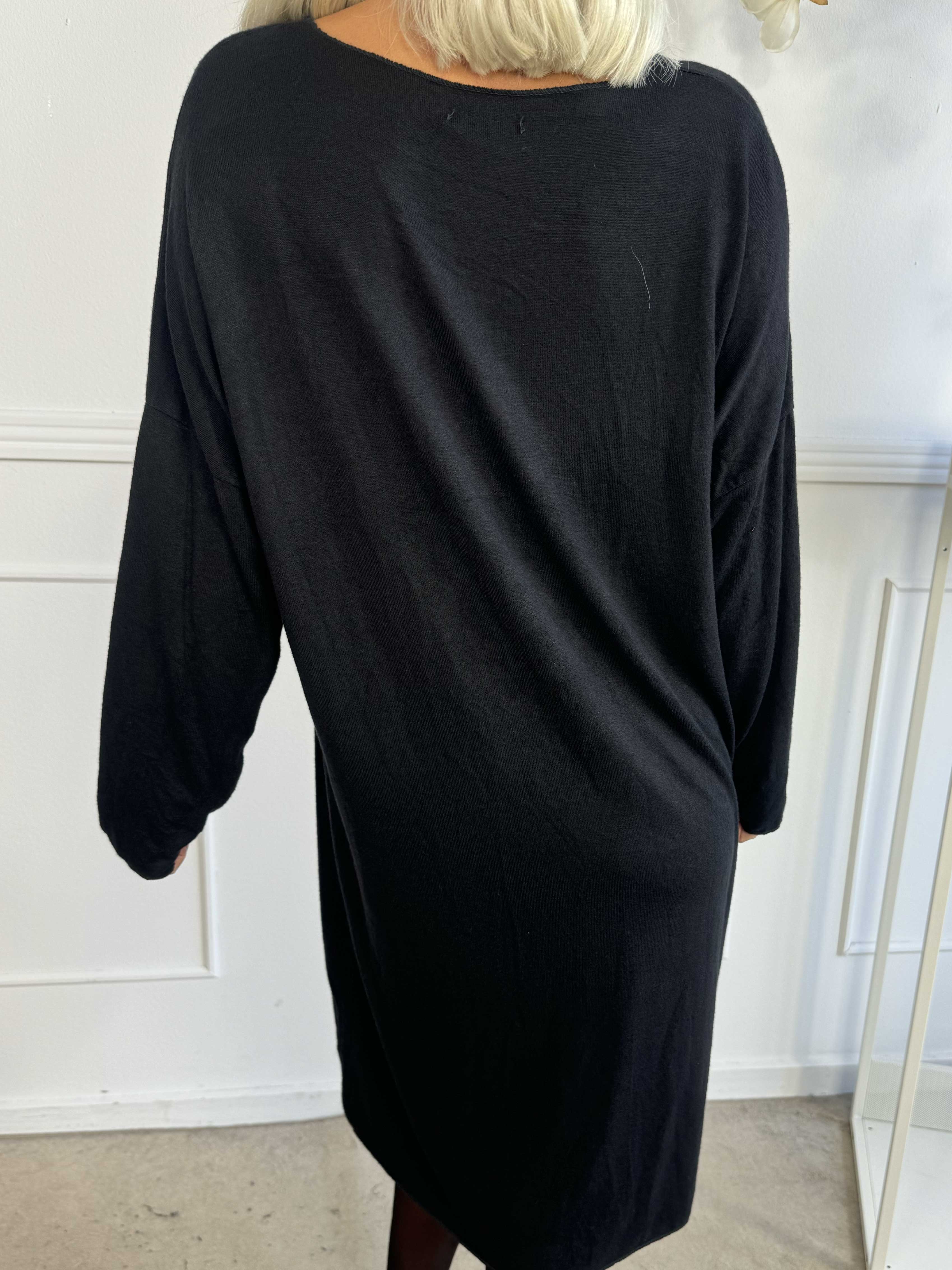 Djamila Long - Klänning i megamjuk viskos med v-ringning